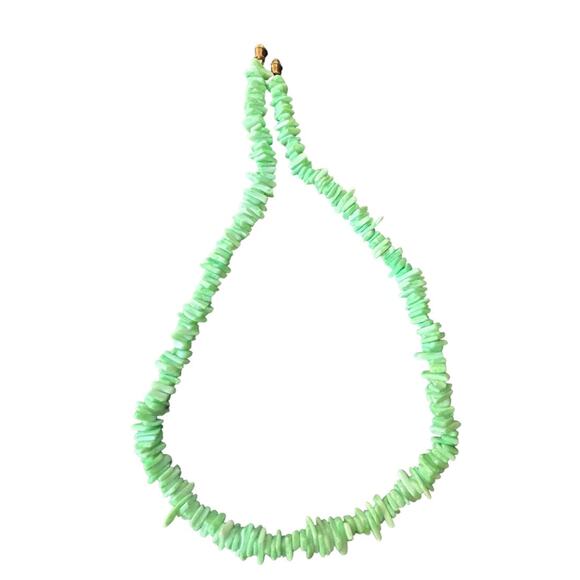 Vintage Spring Green Pukka Chip Bead Necklace Barrel Clasp 16 Inch - Picture 2 of 5